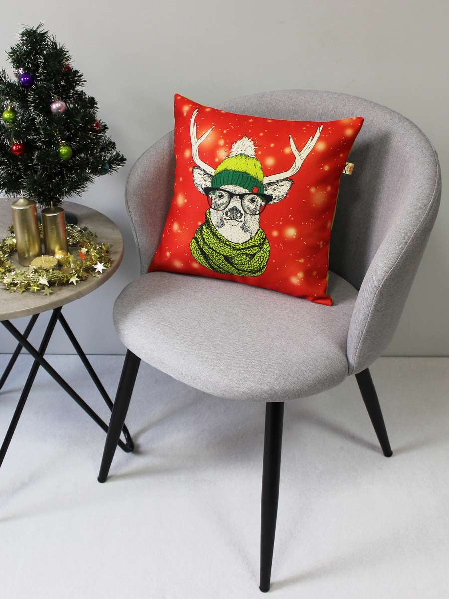 Подушка декоративная HAPPY NEW YEAR. CHRISTMAS. ОЛЕНЬ В ЗЕЛЕНОЙ ШАПКЕ. 38x38. Каталог Матекс
