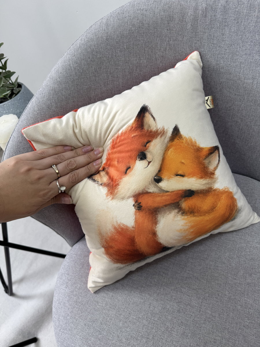 Подушка декоративная FLUFFY. РЫЖИКИ 33x33. Каталог Матекс Подушка декоративная FLUFFY. РЫЖИКИ 33x33. Каталог Матекс