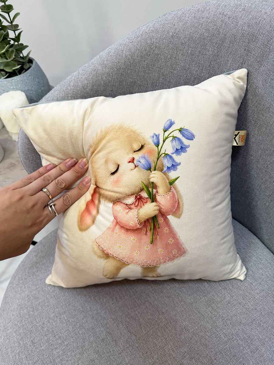 Подушка декоративная FLUFFY. ЗАЙКА С ЦВЕТКОМ 33x33. Каталог Матекс