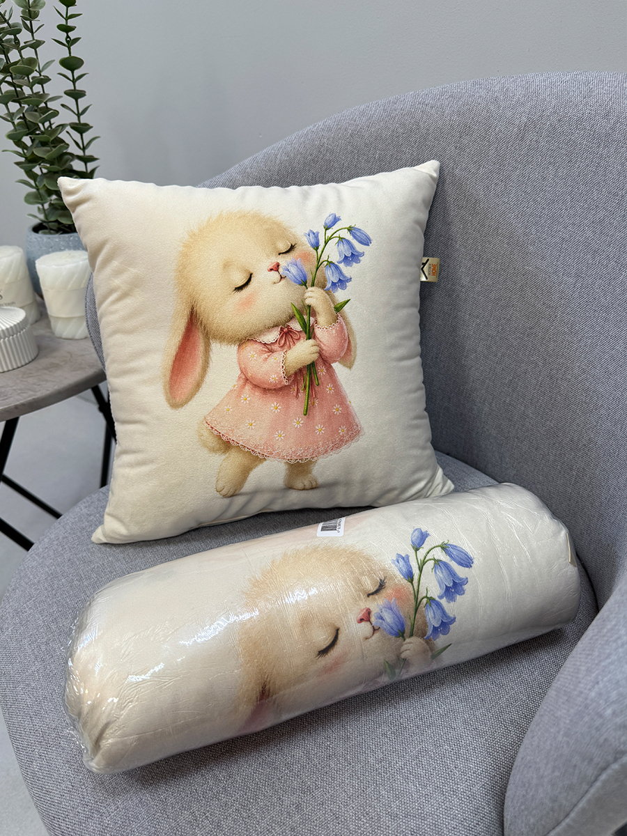Подушка декоративная FLUFFY. ЗАЙКА С ЦВЕТКОМ 33x33. Каталог Матекс